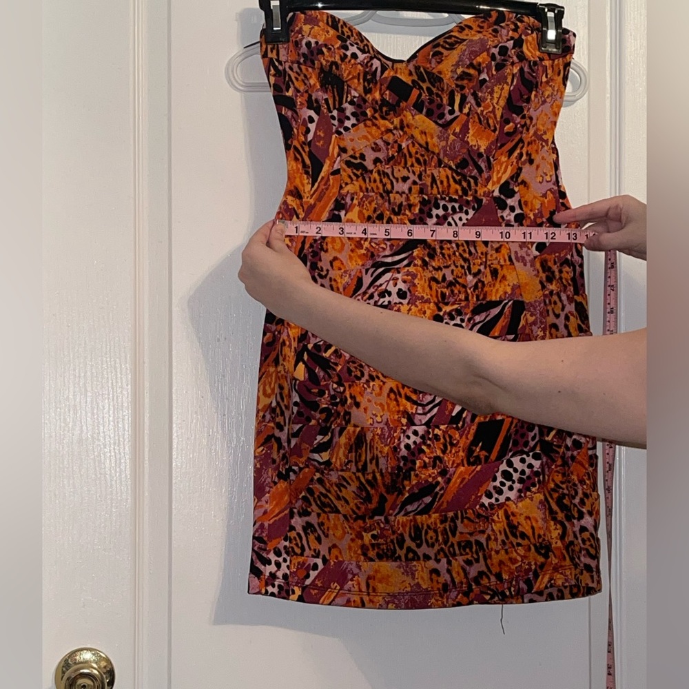 Cute bodycon mini dress! Zipper in back! 5/6 but fits like a SMALL
